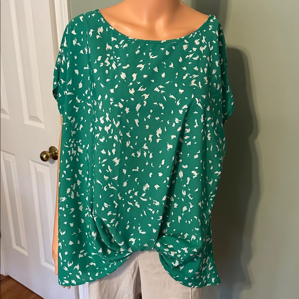 Gilli Green and White Patterned Blouse